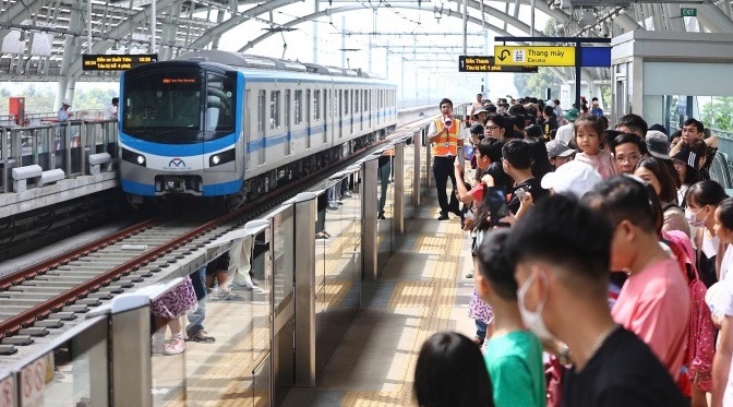 Khách đi metro Bến Thành - Suối Tiên, tuyến đầu tiên đưa vào khai thác ở TP HCM sử dụng vốn ODA. (Ảnh: VOV)