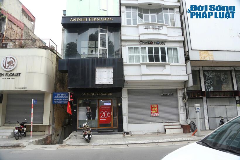 Mặt bằng tại số nhà 129 Kim Mã trước đây được một thương hiệu thời trang thuê. Chủ nhà cho biết mặt bằng này đã được bỏ trống khoảng 5 tháng nay và hiện đang rao thuê với mức giá khoảng 35 triệu đồng/tháng.