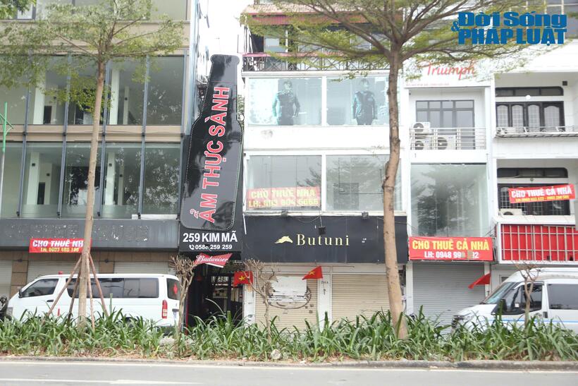 Dãy mặt bằng có vị trí đắc địa trên các tuyến phố Kim Mã đang bỏ trống, treo biển cho thuê cuối năm.