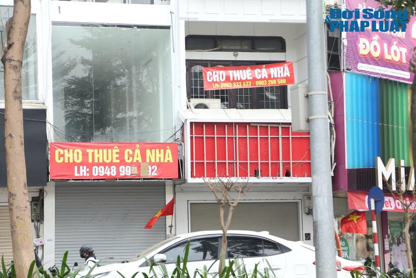 Hai mặt bằng nằm sát cạnh cũng đang được treo biển "Cho thuê cả nhà".