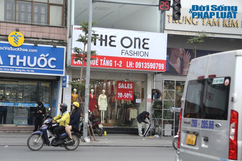 Theo các chuyên gia, sự phát triển mạnh mẽ của thương mại điện tử và xu hướng mua sắm trực tuyến cũng làm suy giảm sức cạnh tranh của các mặt bằng nhà phố.