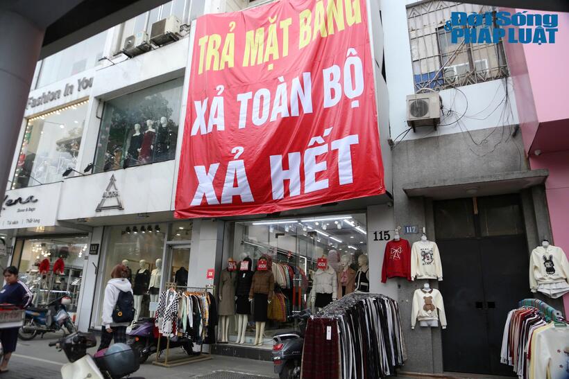 Nhiều cửa hàng tại Phố Chùa Bộc (quận Đống Đa, Hà Nội) - tuyến phố thời trang nổi tiếng tại thủ đô, giờ đây cũng đã treo biển trả mặt bằng, thanh lý toàn bộ.