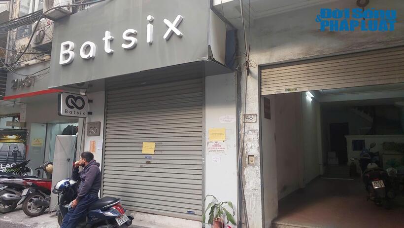 Một cửa hàng thời trang trên phố Đông Các (quận Đống Đa) đã trả mặt bằng.