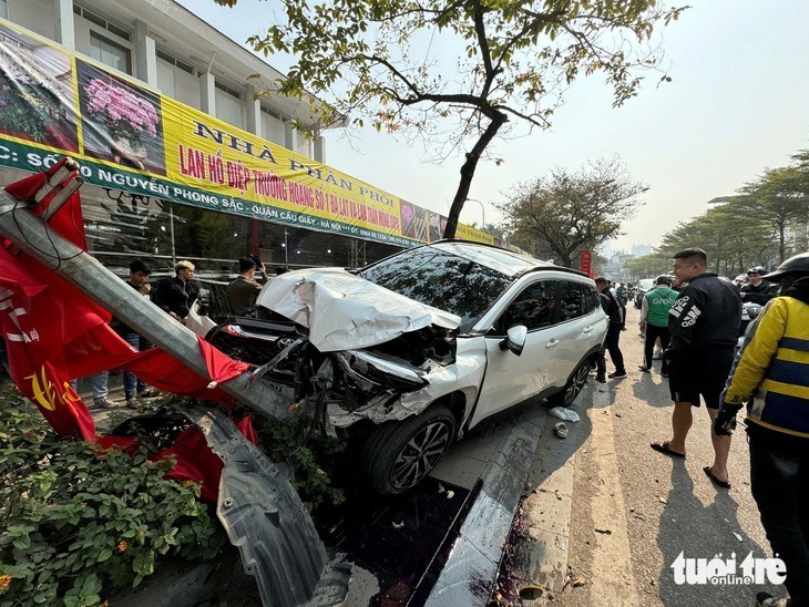 Vụ tai nạn khiến phương tiện bị hư hỏng nặng. Ảnh: Tuổi Trẻ