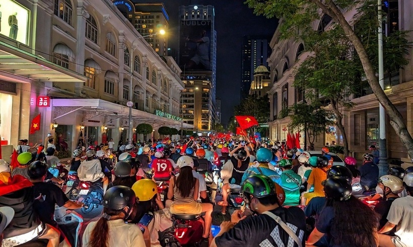 Các cổ động viên tại Quận 1, TP. Hồ Chí Minh cùng nhau hát vang quốc ca Việt Nam