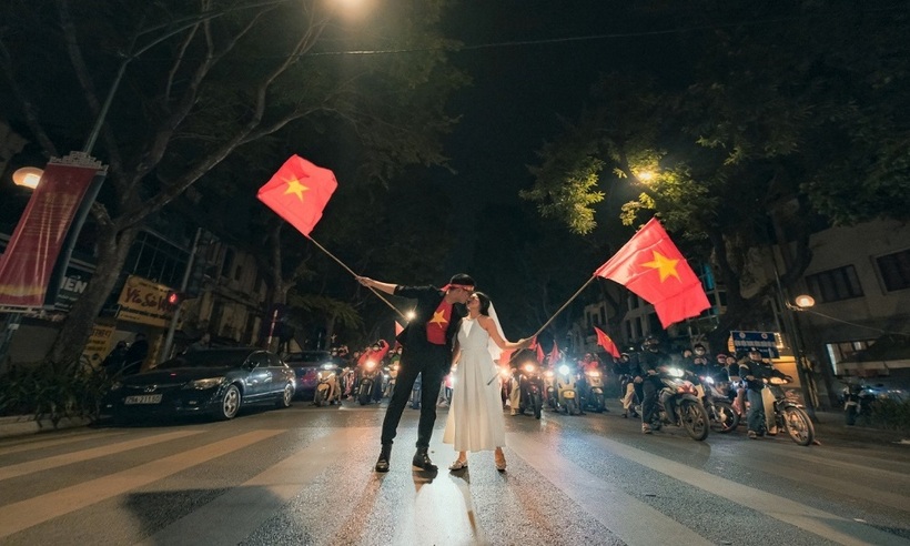 Một cặp đôi đã thực hiện ngay một bộ ảnh cưới trong ngày vui của cả đất nước, ghi lại khoảnh khắc đáng nhớ này trong sự hò reo cổ vũ của hàng nghìn người hâm mộ bóng đá.