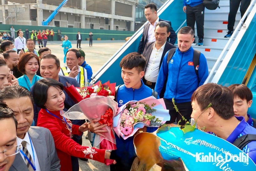 Chuyến bay chở tuyển Việt Nam hạ cánh tại sân bay Nội Bài vào lúc 14h15. Đội trưởng Duy Mạnh và HLV Kim Sang-sik rạng rỡ cùng chiếc cúp vô địch ASEAN Cup 2024.