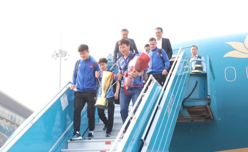 Theo báo Kinh tế và Đô thị, chiều 6/1, đội tuyển Việt Nam cùng Ban huấn luyện đã có mặt tại sân bay Nội Bài sau khi giành chức vô địch ASEAN Cup 2024 tối 5/1 trên đất Thái Lan.