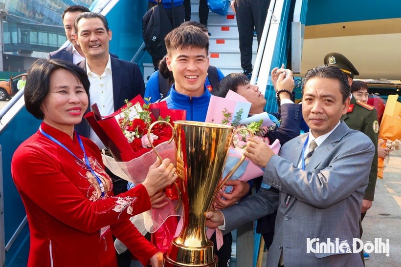 Thứ trưởng Bộ VHTT&DL Hoàng Đạo Cương và&nbsp;Phó Cục trưởng Cục Thể dục thể thao Lê Thị Hoàng Yến đón và tặng hoa chúc mừng đội tuyển Việt Nam.