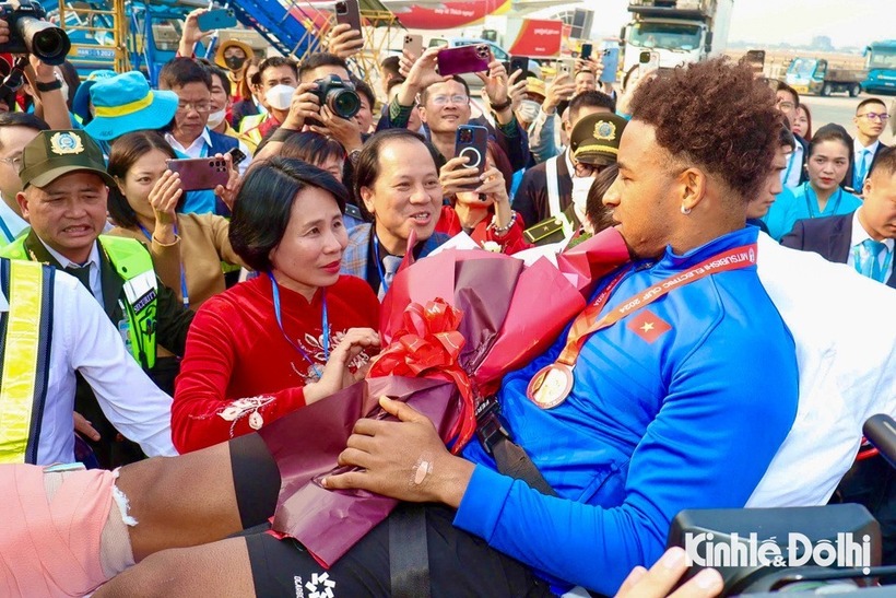 Phó Cục trưởng&nbsp;Cục Thể dục thể thao Lê Thị Hoàng Yến tặng hoa và động viên Nguyễn Xuân Son - cầu thủ bị chấn thương nặng trong trận chung kết lượt về với tuyển Thái Lan tối 5/1.