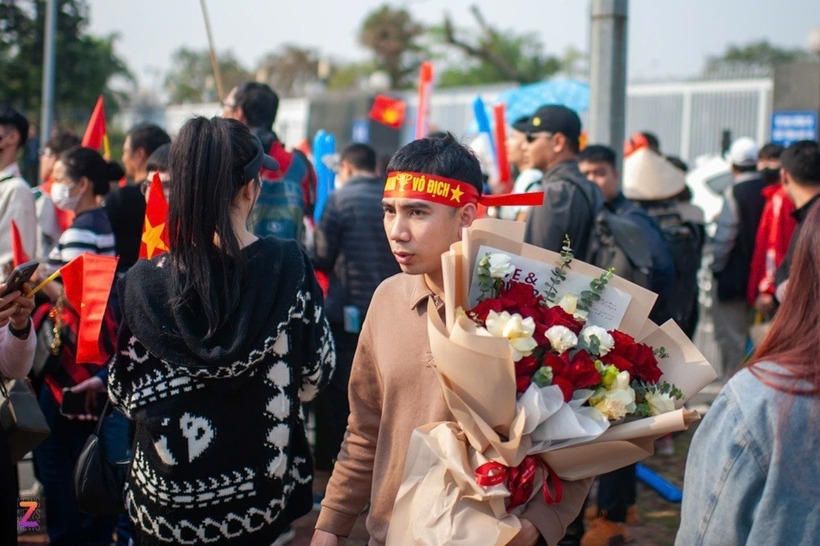 Chia sẻ trên Tạp trí Tri thức, Nguyễn Văn Mạnh, anh trai cầu thủ Nguyễn Hai Long, cùng chú bắt xe từ Quảng Ninh đến Nội Bài để đón em và đội tuyển. Hai Long là người đã ghi bàn thắng đầu tiên lẫn cuối cùng cho "những chiến binh sao vàng" ở giải đấu năm nay.