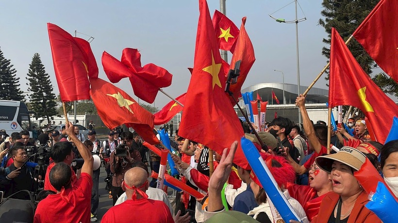 Nhiều người di chuyển quãng đường khá xa để tới sân bay đón các cầu thủ. Tất cả đều hân hoan, chìm trong khí thế ăn mừng chiến thắng của đội nhà từ tối 5/1.