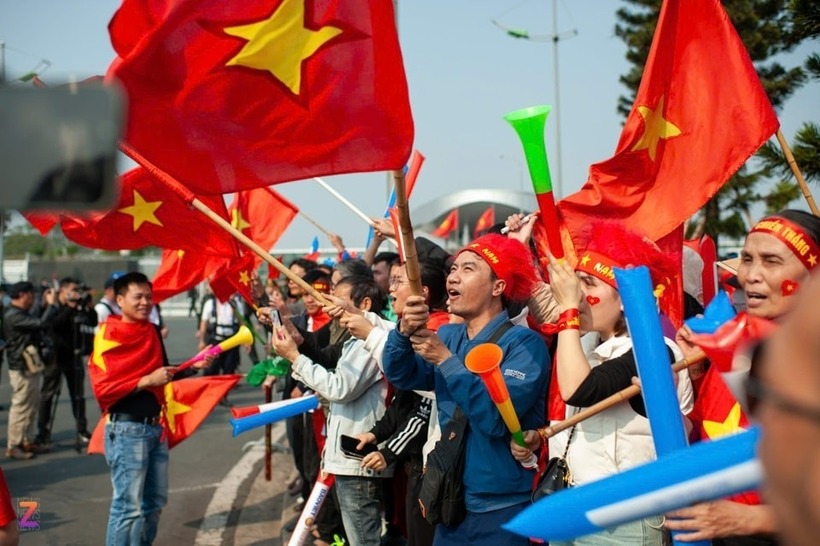 Khác với dự kiến ban đầu, đội tuyển Việt Nam không di chuyển vào trung tâm thành phố bằng xe buýt 2 tầng. Toàn đội đi xe lớn về Văn phòng Chính phủ, chuẩn bị cho buổi gặp mặt Thủ tướng Chính phủ. Thủ tướng Phạm Minh Chính sẽ tiếp đón và trao tặng Huân chương Lao động Hạng nhất cho toàn đội.