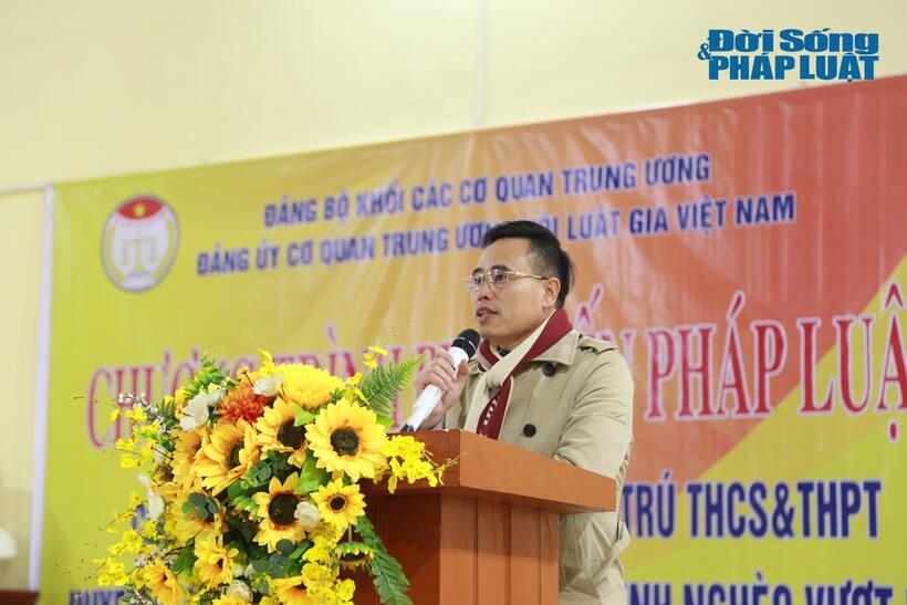 Ủy viên Đảng Đoàn, Bí thư Đảng Ủy, Phó Chủ tịch Hội Luật gia Việt Nam Trần Đức Long phát biểu tại buổi tuyên truyền phổ biến pháp luật.