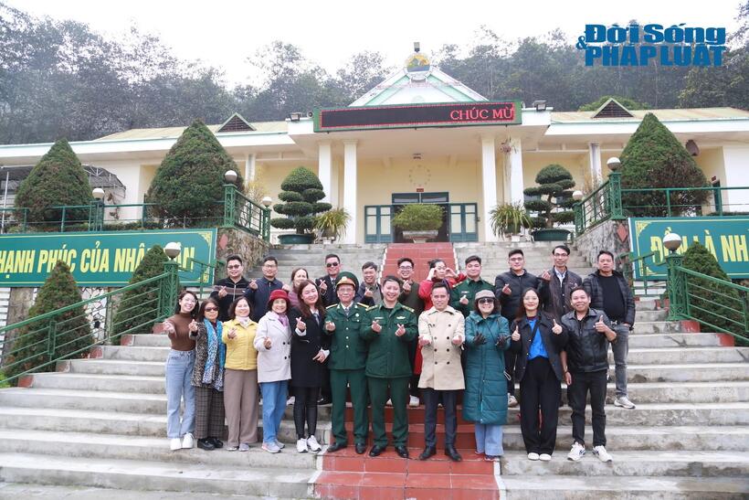 Cùng ngày, Đoàn công tác tới thăm hỏi, tặng quà tết cho cán bộ, chiến sĩ bộ đội Đồn biên phòng Simacai, tỉnh Lào Cai