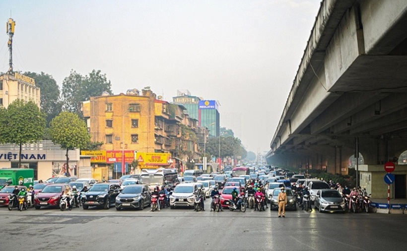 Người Hà Nội chấp hành quy định về đèn tín hiệu tại nút giao Khuất Duy Tiến - Nguyễn Trãi. (Ảnh: Tuổi trẻ)