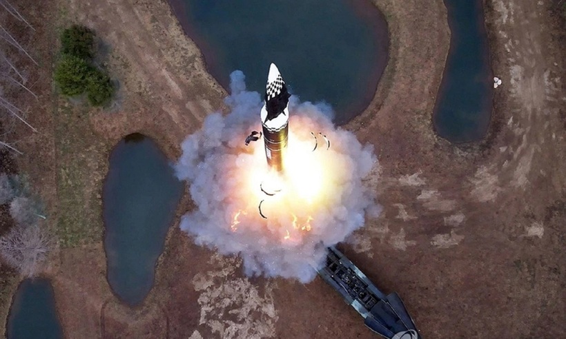 Tên lửa tầm trung thế hệ mới Hwasongpho-16B của Triều Tiên. Ảnh: Yonhap