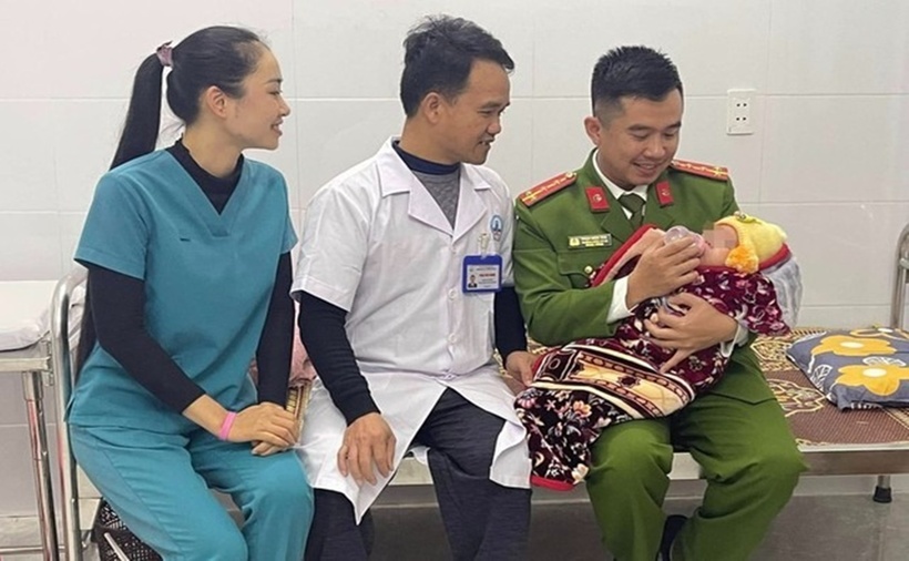 Cháu bé 4 tháng tuổi đang được chăm sóc tại trạm y tế xã. (Ảnh: Người lao động)