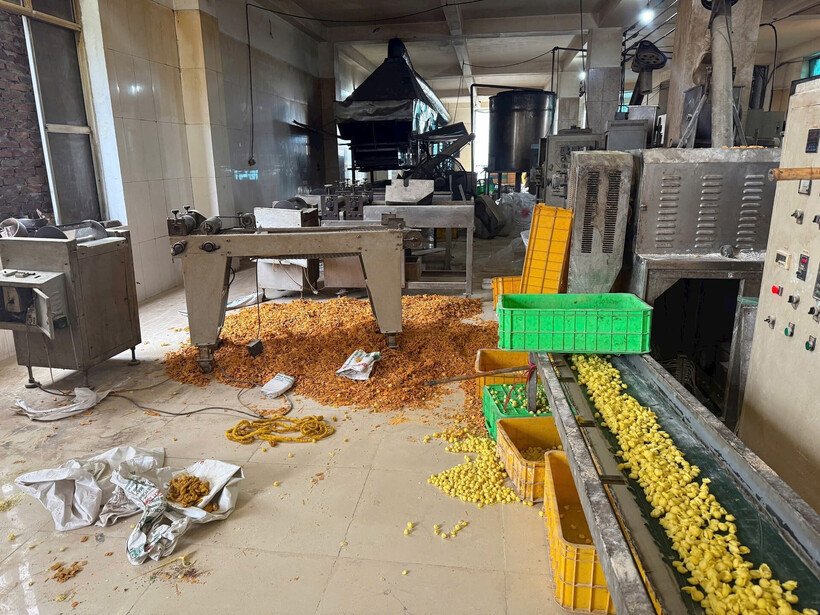 Bim bim vương vãi trên sàn bẩn. Ảnh: Vietnamnet