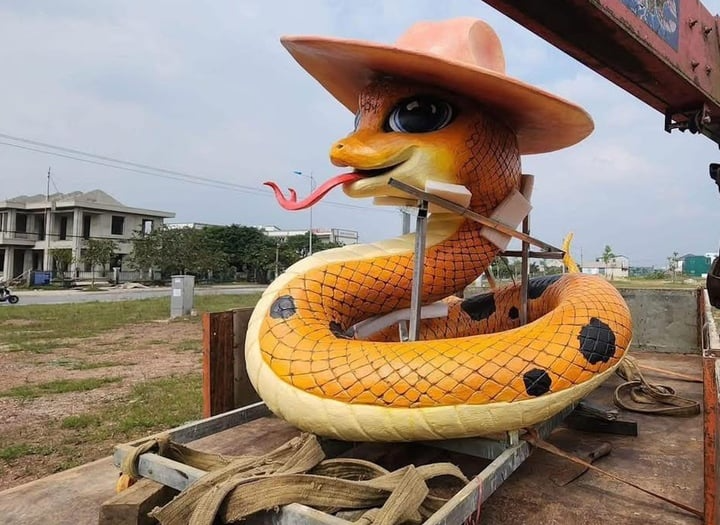 Linh vật rắn đội mũ điệu đà ở nhận "cơn mưa" lời khen từ cộng đồng mạng.