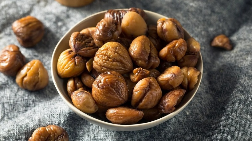 Bên cạnh những lợi ích tuyệt vời trên, nhiều người sẽ phải kinh ngạc khi biết rằng công dụng của hạt dẻ là chống lão hóa da.