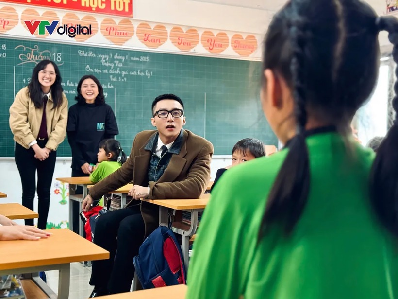 Sơn Tùng giao lưu với học sinh. Ảnh: VTV Digital