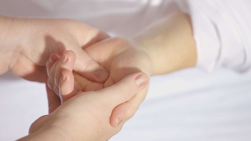 Chỉ cần đổ một ít giấm vào lòng bàn tay, xoa đều trong vài phút rồi rửa lại bằng nước sạch, bạn sẽ thấy hiệu quả rõ rệt.