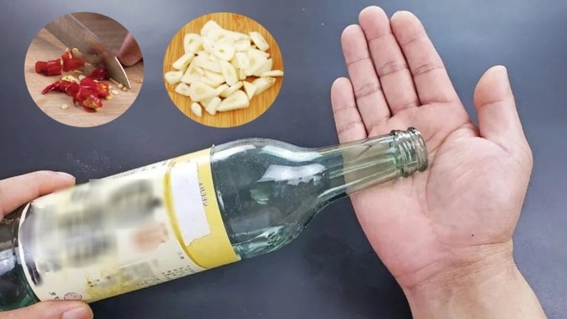 Đổ giấm vào lòng bàn tay xoa đều là một phương pháp đơn giản, dễ thực hiện mang lại nhiều lợi ích sức khỏe bất ngờ.