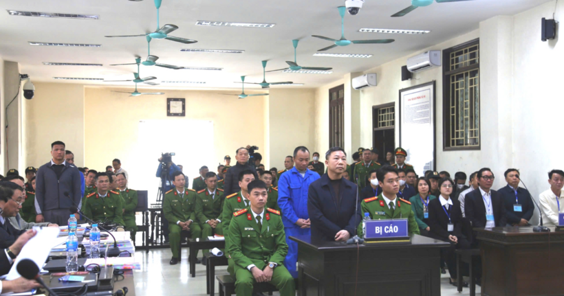 Bị cáo Lưu Bình Nhưỡng và Lê Thanh Vân tại phiên tòa sơ thẩm. (Ảnh Đ.X)