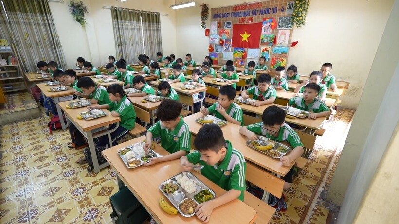 Hơn 2,2 triệu học sinh trên cả nước được thưởng thức bữa trưa cân bằng dinh dưỡng từ Dự án Bữa ăn học đường.