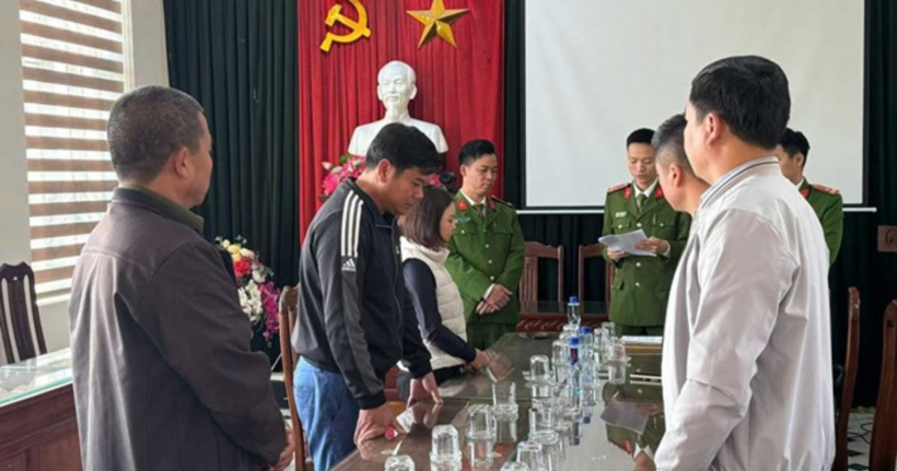 Công an huyện Nam Trực bắt giữ nhóm đối tượng hoạt động mua bán trái phép hóa đơn, chứng từ. (Ảnh: Công an tỉnh Nam Định)