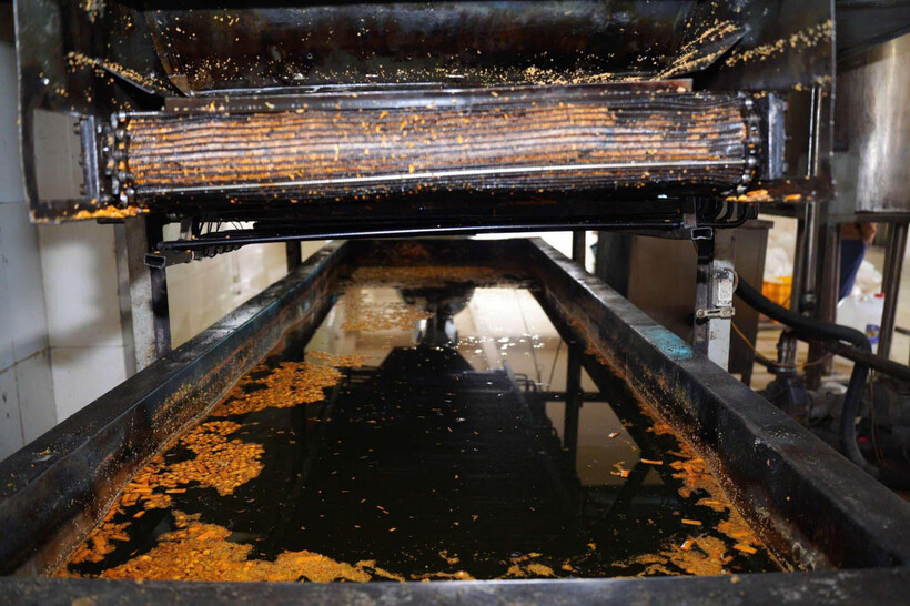 Dầu chiên bánh snack đen ngòm. Ảnh: Báo Phụ nữ TP.HCM