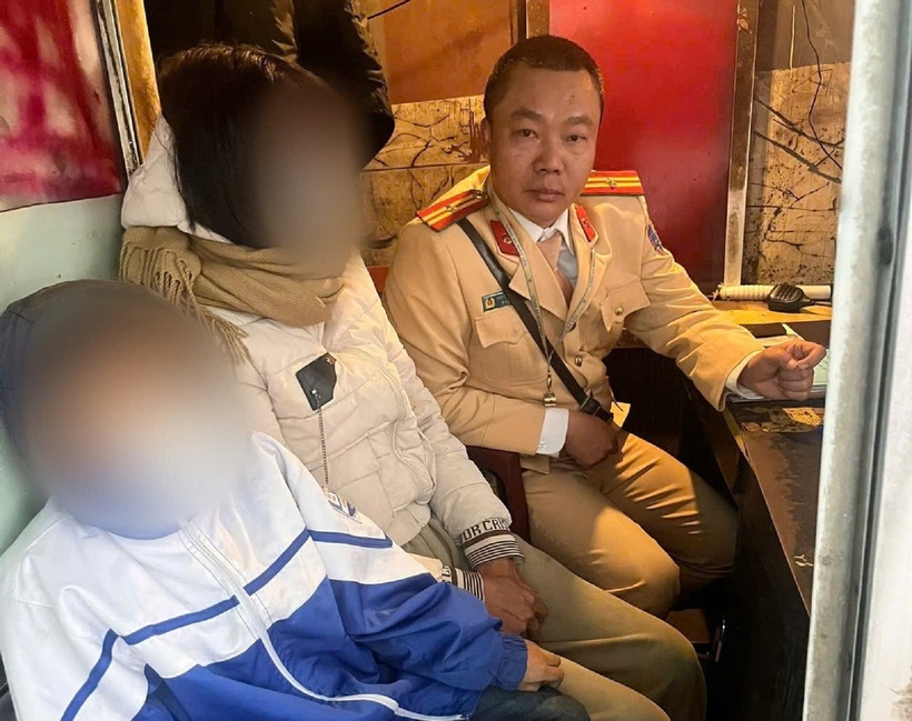 2 mẹ con được an ủi, động viên tại chốt. Ảnh: Hà Nội Mới