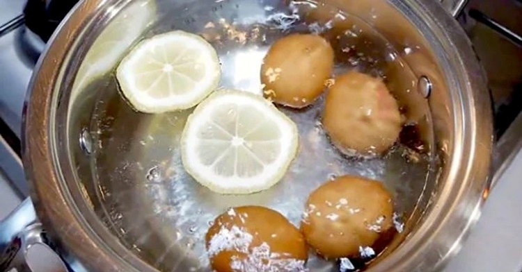 Thêm một vài lát chanh vào nước luộc có thể mang lại những lợi ích bất ngờ.