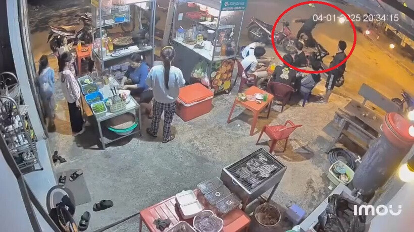 Hình ảnh bé K. bị hành hung giữa đường. Ảnh: Cắt từ clip