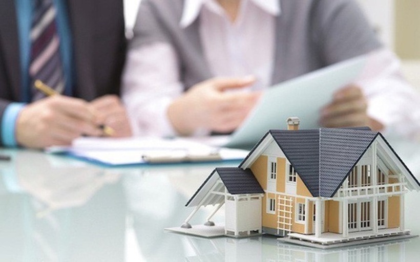 Khi mua bán nhà đất, nhiều trường hợp các bên đã thỏa thuận ghi giá bán trong hợp đồng công chứng thấp hơn giá trị thực tế rất nhiều. Ảnh minh họa