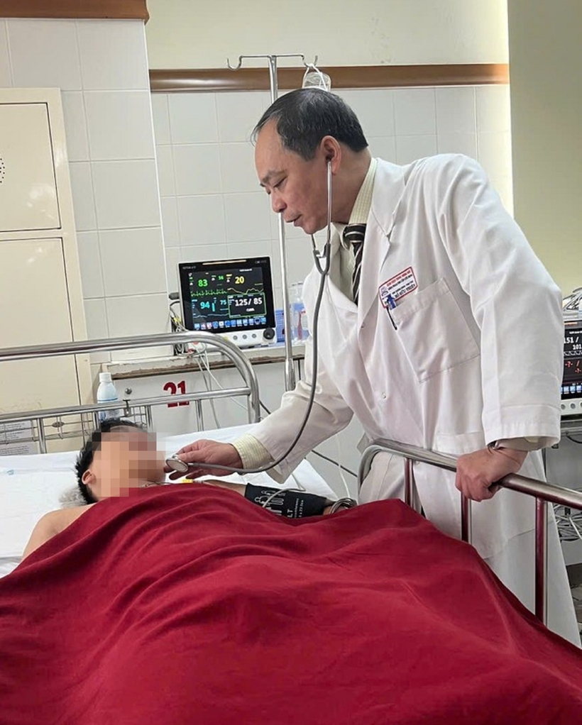 Nam bệnh nhân vừa được phẫu thuật gắp dị vật đường ăn lớn. Ảnh: Tiền Phong