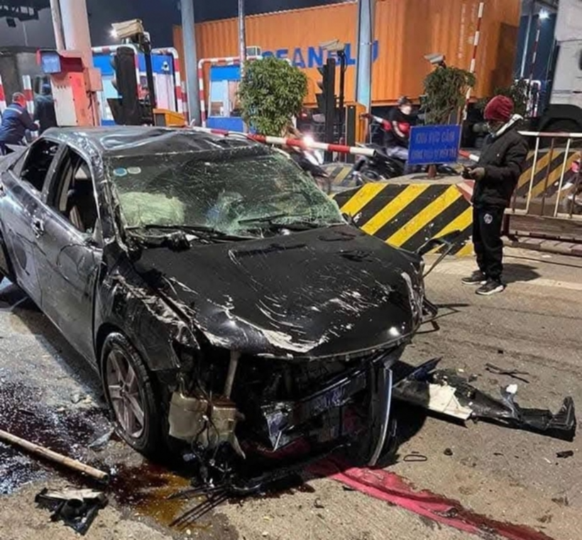 Xe ôtô gây tai nạn tông vào Trạm thu phí Quốc lộ 5 (quận An Dương, TP Hải Phòng) và dừng lại. Ảnh: Người Lao Động