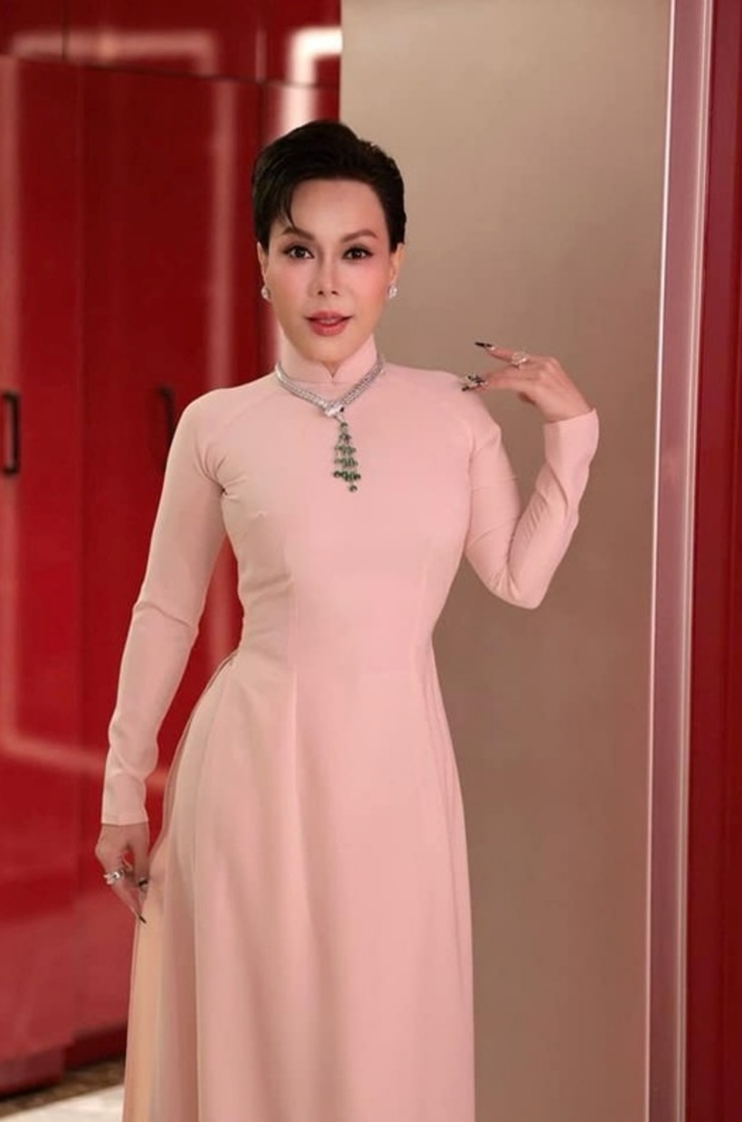 Nghệ sĩ Việt Hương mới đây cho biết đã chuyển khoản 80 triệu đồng đến Liên đoàn bóng đá Việt Nam để gửi tặng tiền đạo Nguyễn Xuân Son, kèm lời chúc nam cầu thủ sớm khỏe lại.