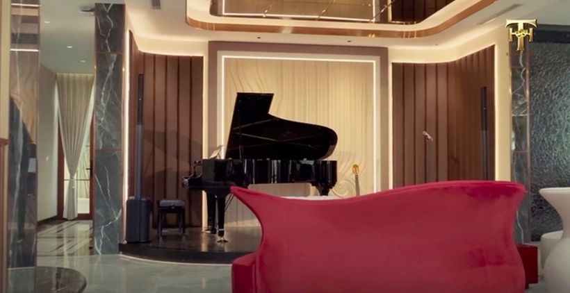 Phòng khách của biệt thự đặt một bộ bàn ghế to và cây đàn piano như một sân khấu mini. Hoài Phương sử dụng da đà điểu bọc toàn bộ tường để cách âm khi có biểu diễn ca nhạc. Anh muốn dùng phòng khách để biểu diễn ca nhạc cho bạn bè, khách đến nhà nên cần phải cách âm tốt, tránh ảnh hưởng tới xung quanh.