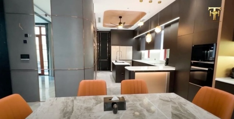 Phòng bếp rộng rãi và được trang bị đầy đủ thiết bị hiện đại.