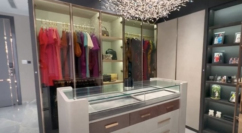 Giường, bàn ghế, đèn ngủ, bồn tắm... đặt bên trong phòng ngủ đều được đặt làm riêng để đáp ứng đúng nhu cầu và sở thích của vợ chồng cô.