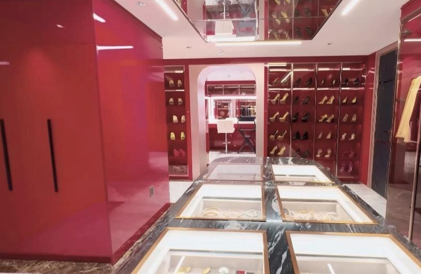 Nam nhạc sĩ tiết lộ thêm: “Đèn trong phòng này cũng phải đặc biệt vì đảm bảo đủ độ sáng như đèn sân khấu. Tôi phải làm đi làm lại phần đèn mới đủ yêu cầu về độ sáng. Tôi làm thế để Việt Hương soi gương thấy được mình như đang đứng trên sân khấu, từ đó biết phục trang đã phù hợp chưa, chỗ nào tối, chỗ nào sáng".