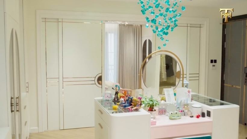 Phòng ngủ của con gái Việt Hương – Hoài Phương có tone màu xanh nhã nhặn, trang trí nhiều búp bê theo sở thích của cô bé.