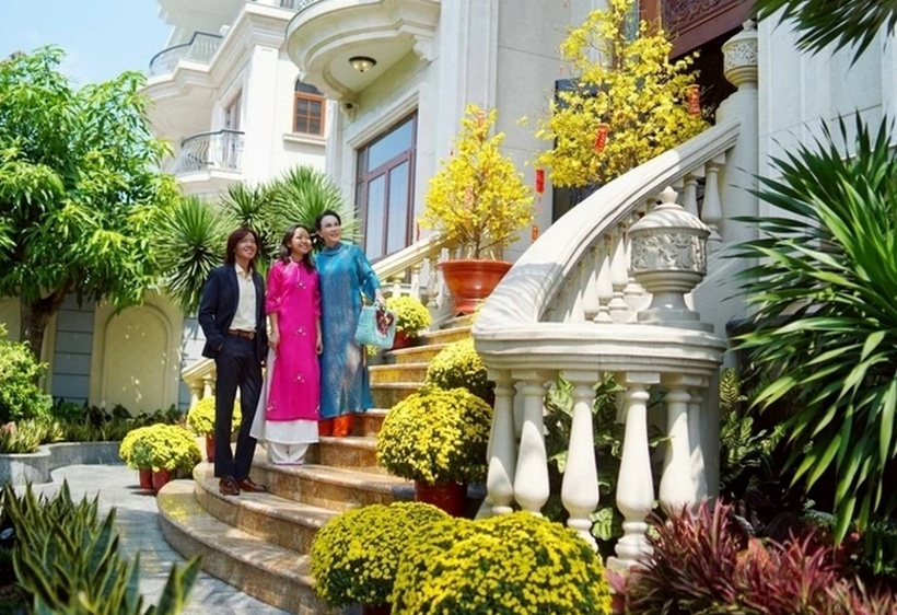 Vào dịp Tết, không gian sống của vợ chồng Việt Hương ngập tràn sắc xuân với các loại hoa, đào, bưởi, cúc...