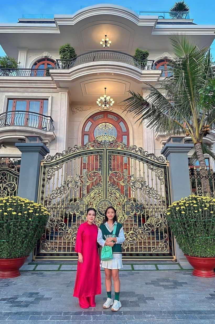 Biệt thự gồm 3 tầng và 1 hầm, vườn và sân thượng, với diện tích lên đến 1.500m2. Đèn trang trí cân bằng ánh sáng sinh học tự nhiên được sử dụng tại khu vực lối ra vào để cơ ngơi tràn ngập ánh sáng.