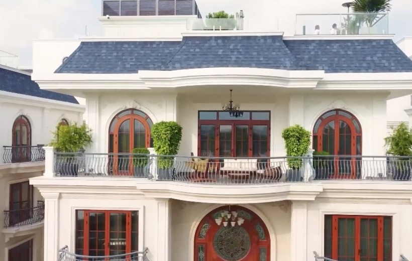 Theo chia sẻ của Việt Hương, chồng cô – nhạc sĩ Hoài Phương đã bán một phần cơ ngơi tại Mỹ để mua nhà ở Việt Nam và căn biệt thự mới ở TP.Thủ Đức (TP.HCM) là món quà anh tặng cô sau khi về nước định cư hồi đầu năm 2023.