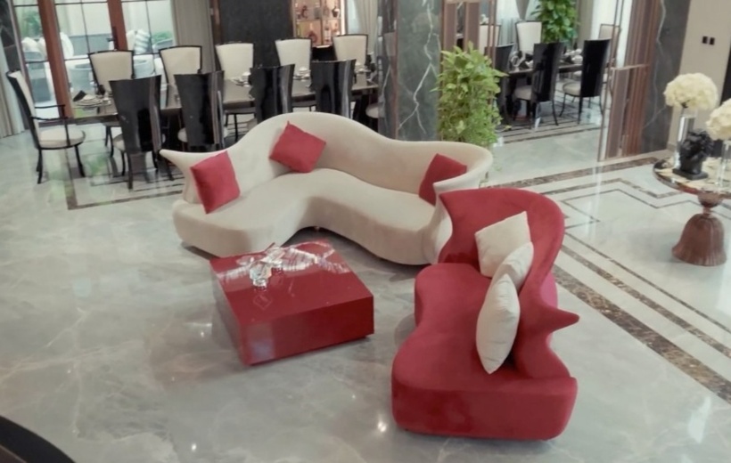 “Anh Phương là người tự tay chọn lựa từng món đồ cho cơ ngơi mới. Tôi hạnh phúc khi anh quyết định ở lại Việt Nam”, nữ diễn viên bộc bạch. Trong khi đó, Hoài Phương cho hay anh mua biệt thự từ một chủ đầu tư. Sau khi được bàn giao thô, anh hoàn tất phần nội thất trong nửa năm rồi tặng vợ.