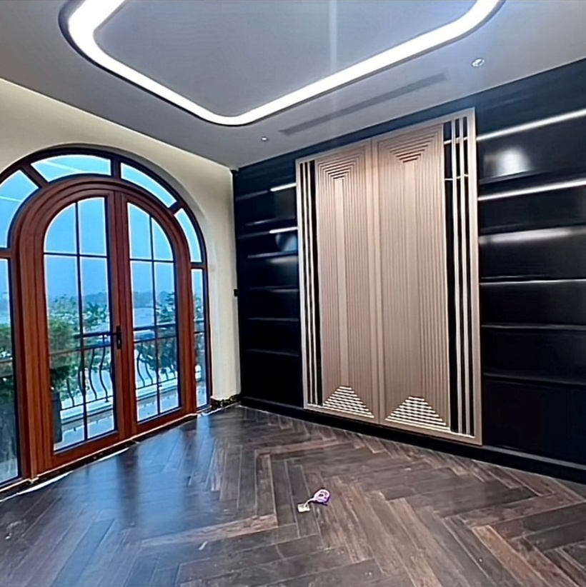 Không gian bên trong biệt thự mang phong cách châu Âu hiện đại, với màu sắc trung tính tạo nên cảm giác thanh lịch và dễ chịu.