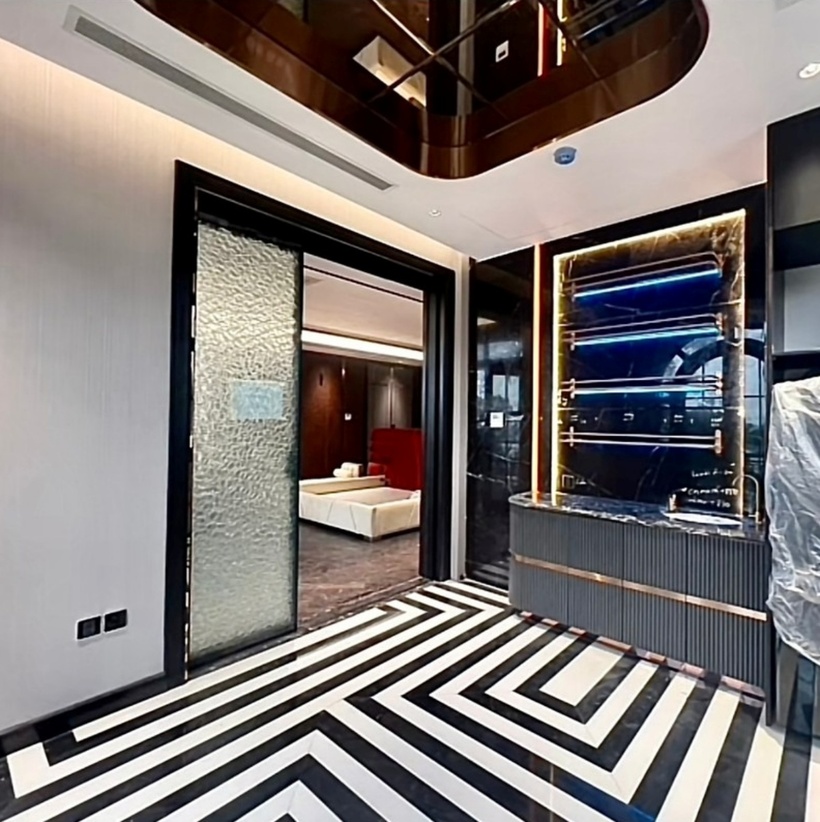 Các tầng đều có không gian rộng rãi và thông với nhau. Toàn bộ bàn ghế trong nhà đều được vợ chồng Việt Hương đặt làm, mỗi không gian lại có cách trang trí khác nhau nhưng có những chi tiết liên kết tạo nên tổng thể hài hòa.